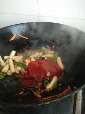 加入年糕配套的酱料