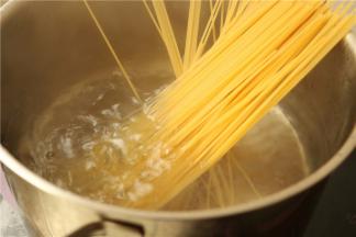 锅里放水，烧开后放入意面煮9分钟，煮的时候加盐和油，煮好的意面捞出过凉水沥干水分待用。