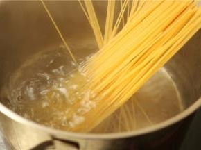 锅里放水，烧开后放入意面煮9分钟，煮的时候加盐和油，煮好的意面捞出过凉水沥干水分待用。