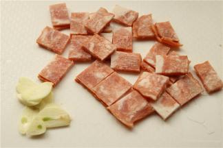 培根切小片，蒜切片。