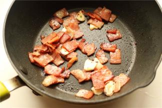 炒锅不放油，放入培根煎香。