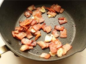 炒锅不放油，放入培根煎香。