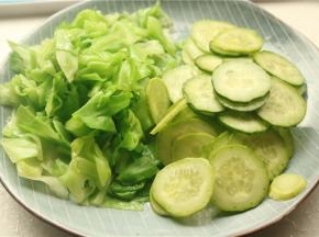 汤锅加水烧开，下入甘蓝绰烫30秒，捞出待用，黄瓜也切片。