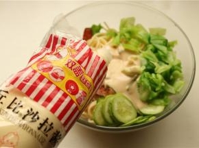 加入丘比沙拉酱。