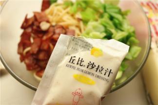 加入1小袋青柠口味的丘比沙拉汁。