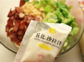 加入1小袋青柠口味的丘比沙拉汁。