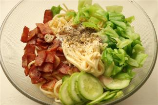 再加入一小袋海鲜口味的丘比沙拉汁。