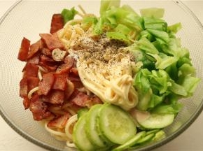 再加入一小袋海鲜口味的丘比沙拉汁。