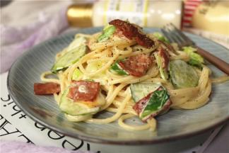 总共三盘，这是一人份，吃的很饱