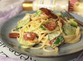 总共三盘，这是一人份，吃的很饱