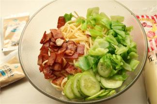 煮好的意面、蔬菜和培根放入沙拉碗里。