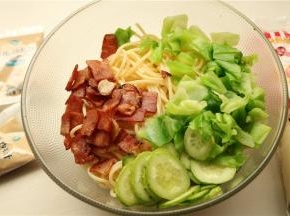 煮好的意面、蔬菜和培根放入沙拉碗里。