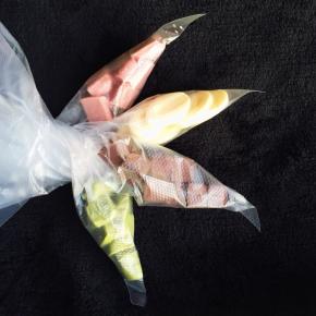 超级好看。装入裱花袋。剪一个小小的口。裱花自己随意啦。