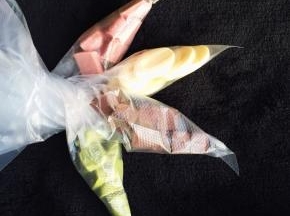 超级好看。装入裱花袋。剪一个小小的口。裱花自己随意啦。