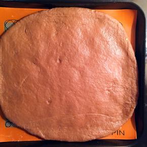 将醒好的面团擀平，厚度5毫米-8毫米，不要太厚，不然不好吃哒。