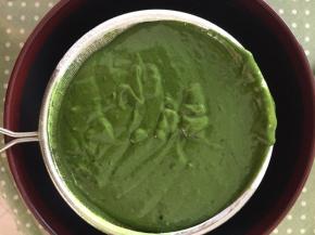 搅拌好的面糊过筛。