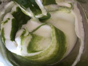 做好的蛋糕糊倒入剩余的蛋白糊中。这一步要轻。
还是Z字形搅拌或者切拌，不要太用力，不要化圈，会消泡的。