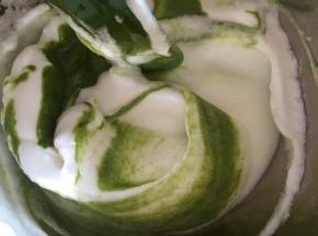 做好的蛋糕糊倒入剩余的蛋白糊中。这一步要轻。
还是Z字形搅拌或者切拌，不要太用力，不要化圈，会消泡的。