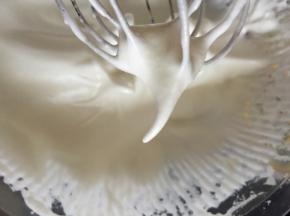 做好的蛋白霜是细腻的。
加入糖水的时候速度要慢，分次加入。