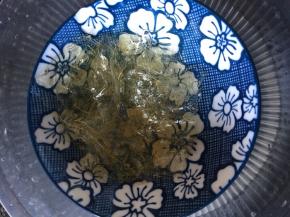 吉利丁片用凉水泡软后隔热水融化。