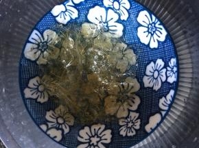 吉利丁片用凉水泡软后隔热水融化。