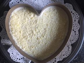 巧克力碎碎撒蛋糕上。