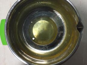 奶酪糊打好后静置，做蛋白霜。
取25克蛋白打发至干性发泡（小尖角），缓慢加入糖水（20克水+60克细砂糖，加热至118度就是糖水了）