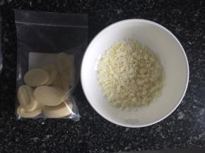 制作巧克力碎。我用的是法芙娜的白巧，就用小刀轻轻的切就可以。