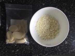 制作巧克力碎。我用的是法芙娜的白巧，就用小刀轻轻的切就可以。