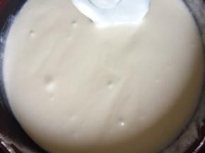 将蛋白霜慢慢倒入奶酪糊中，轻轻搅拌均匀即可。