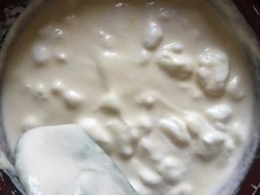 在上步骤的奶酪中加入200克淡奶油，继续打发至6分（可以自由流动的状态）