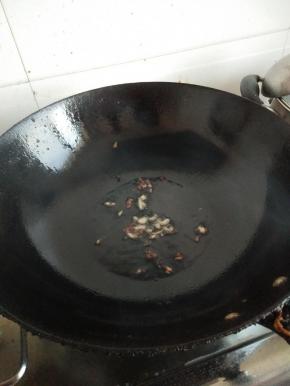热锅入油放作料