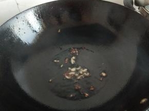 热锅入油放作料