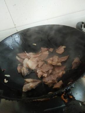 再倒入猪肉翻炒