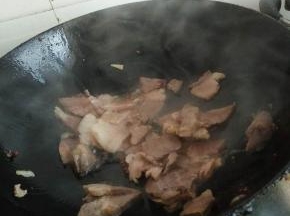 再倒入猪肉翻炒