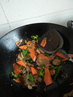 翻炒均匀加入盐调味