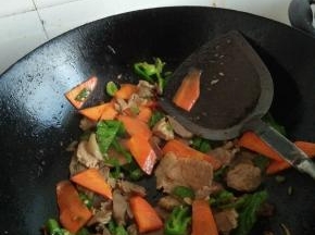 翻炒均匀加入盐调味