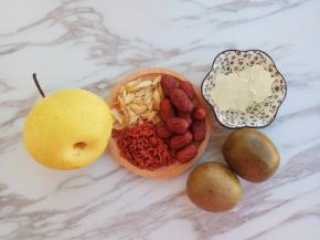 首先准备好食材:罗汉果两个、雪梨两个、冰糖150克、红枣15颗、百合15克、枸杞子15克、蜂蜜15克