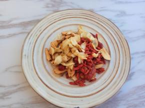 百合干和枸杞子也洗干净