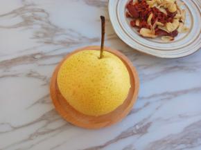 雪梨用盐搓洗干净