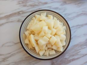 雪梨去皮切小块