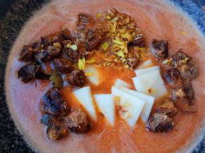 把打好的红枣泥倒入锅中、罗汉果、雪梨皮、梨芯也一起放入