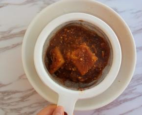 煮好的梨汁过滤出来