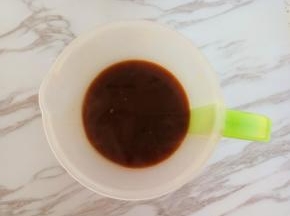 这是过滤出的雪梨罗汉果汤，剩下的再次倒入锅中加入200克水煮开过滤出来