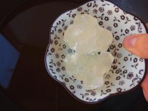 过滤好的梨汁倒入锅中，加入冰糖