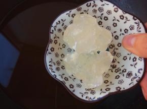 过滤好的梨汁倒入锅中，加入冰糖