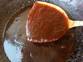 直到熬成粘稠状，起胶