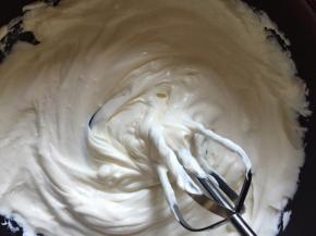 奶酪芝士软化后打发、搅拌均匀。