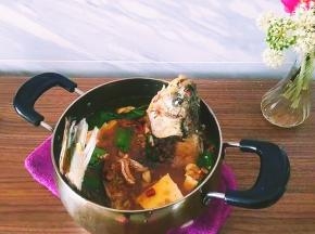 豆腐炖几分钟入味后关火。下饭菜就好了。