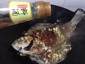 准备一勺料酒，入锅